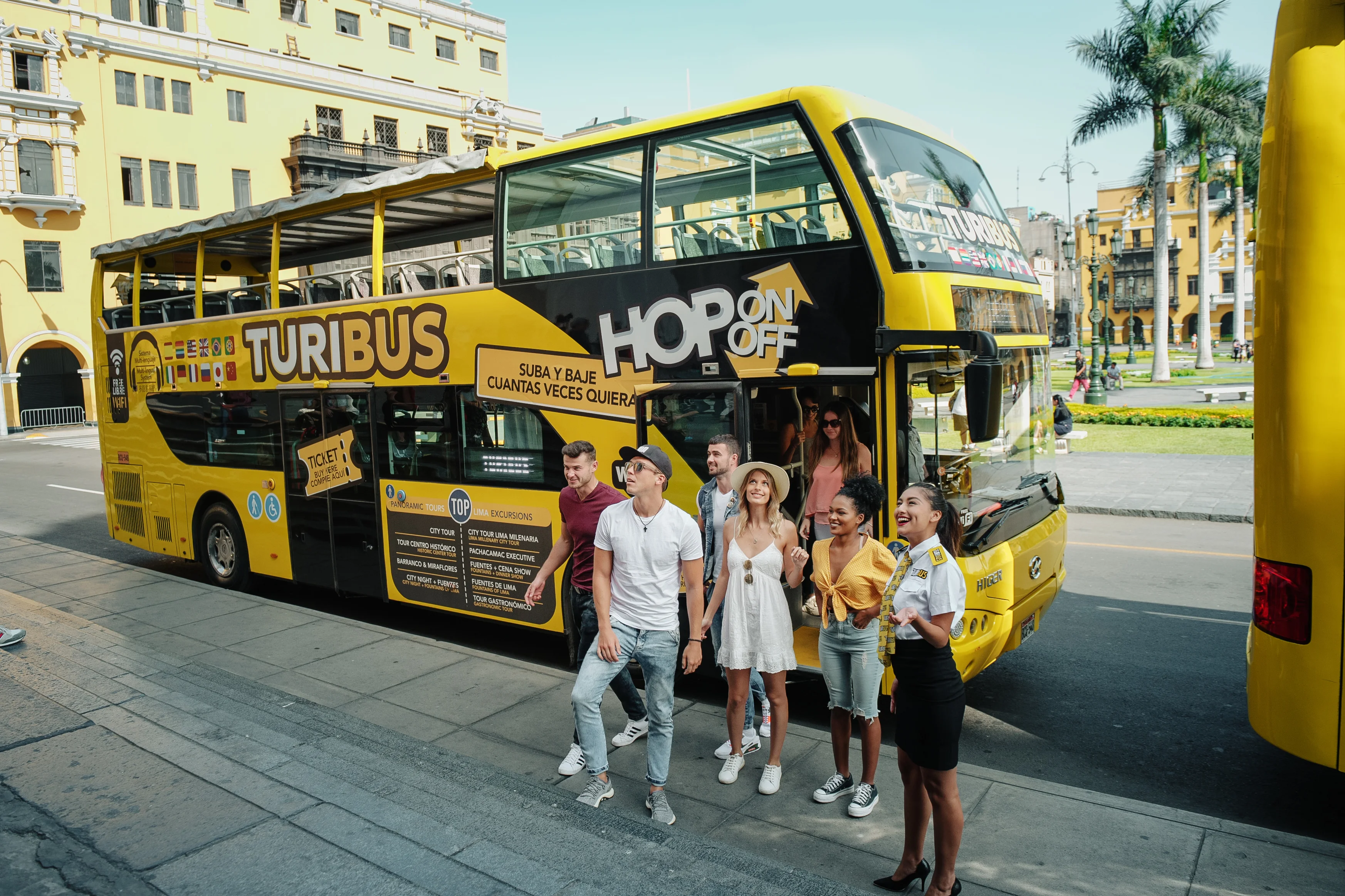 Turistas y guía Turibus en Plaza Mayor Lima