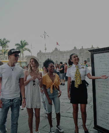 Two tourists facing Lima's palace