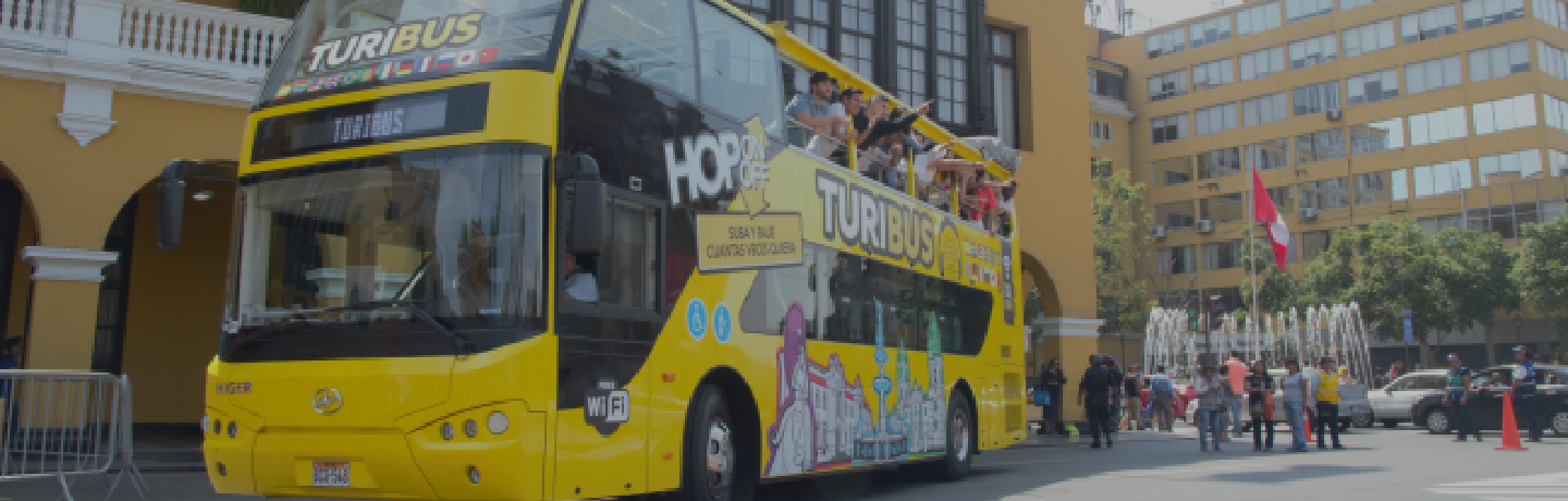 Turistas y guía Turibus en Plaza Mayor Lima