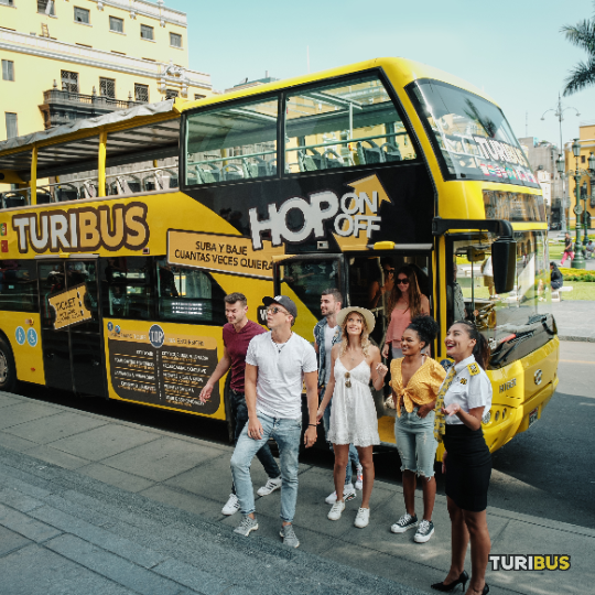 Turistas disfrutando Turibus pasajeros